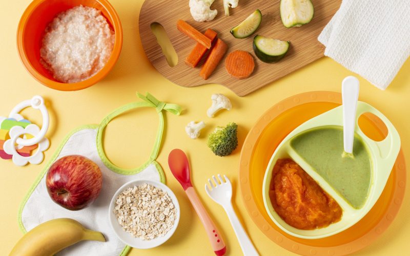 acima-vista-comida-para-bebe-em-tigelas