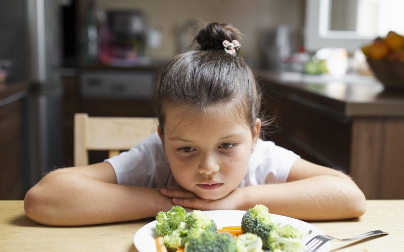 menina-recusando-comida-saudavel