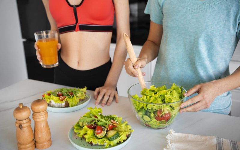 mulheres-de-alto-angulo-com-comida-saudavel